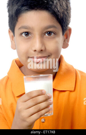 Ragazzo tenendo un bicchiere di latte ; Mumbai Bombay ; Maharashtra ; India Signor#152 Foto Stock