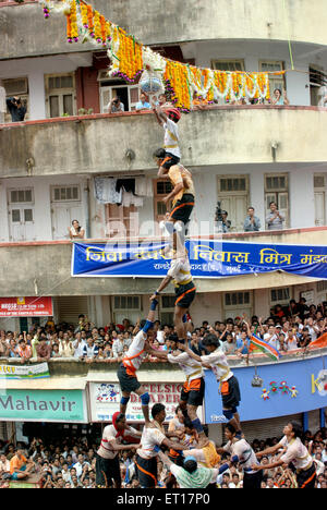 Ragazzi cercando di rompere dahi hundi piramide umana su janmashtami gokulashtami ; Mumbai Bombay ; Maharashtra ; India Foto Stock