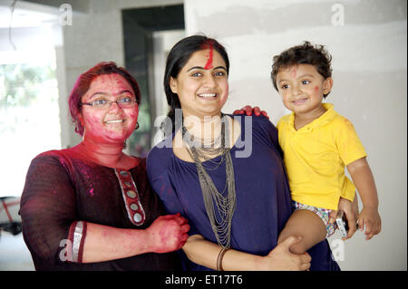 Holi festival colori sul volto della donna e bambino signor#364 Foto Stock