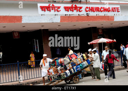 Tiffinwala o dabbawala che trasporta i lunchbox in cassa sul carro a mano Bombay Mumbai Maharashtra India Asia Foto Stock