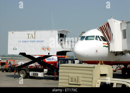 Carico Taj Flying Kitchen, vestibolo aereo, ponte di imbarco passeggeri, ponte aereo, jet bridge, jetway, ponte sospeso, India Foto Stock