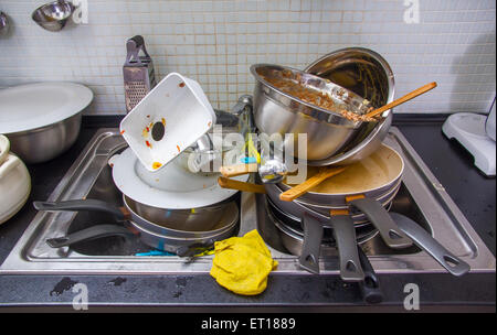 Cumulo di utensile sporco sulla cucina Foto Stock