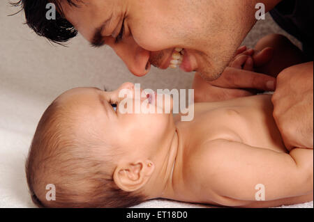 Indiano padre giocando con il bambino - signor#736la & mr#736j - rmm 179721 Foto Stock