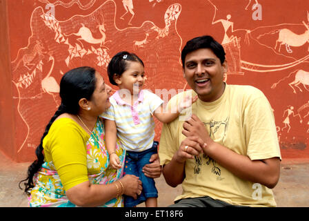 Famiglia indiana felice godendo uomo donna figlio padre madre figlia India MR#364 Foto Stock