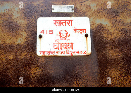 Pannello elettrico che mostra il segnale di avvertimento pericoloso ad alta tensione Foto Stock