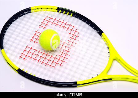 Palla da tennis con racket da tennis Foto Stock