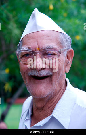 Il vecchio uomo di ridere indossando Gandhi occhiali pac i baffi India Signor#784M Foto Stock