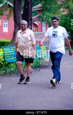 Padre e figlio che camminano in giardino MR#364 Foto Stock