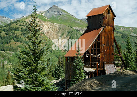 Casa di albero e sulle montagne circostanti, Yankee Girl miniera, nei pressi di Ouray, Colorado, STATI UNITI D'AMERICA Foto Stock