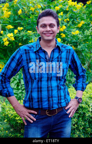 Indian giovane uomo in piedi nel giardino signor#782W Foto Stock