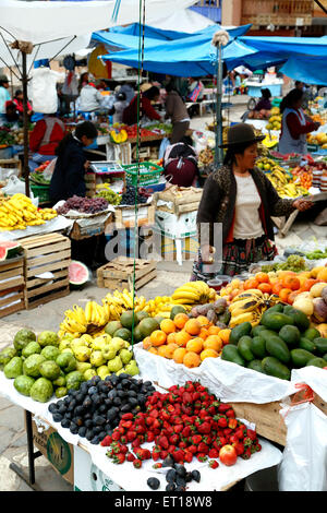 Il quechua donna alla frutta stand, Pisac mercato domenicale, Cusco, Perù Foto Stock