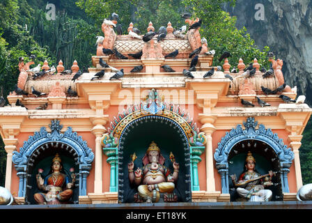 Statue delle dee saraswati lakshmi e dio ganesh alla grotta di batu ; Malaysia Foto Stock