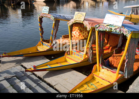 Barche shikara ; lago dal ; Srinagar ; Jammu e Kashmir ; India Foto Stock