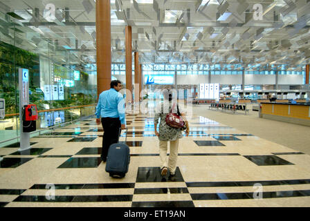Giovane con bagagli strolley all'interno dell'Aeroporto Changi di Singapore terminale - signor#364 Foto Stock