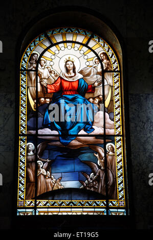 Gesù Cristo sulla finestra di vetro colorato don bosco chiesa mumbai Maharashtra India Asia Foto Stock