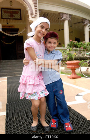 Parsi fratello e sorella per celebrare il nuovo anno di fronte agyari Mumbai India Signor#736S;736T Foto Stock