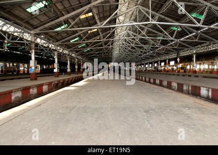 Victoria Terminus, VT ora CST, Chhatrapati Shivaji Maharaj Terminus, CST Stazione ferroviaria, piattaforma, Bombay, Mumbai, Maharashtra, India, sito dell'UNESCO Foto Stock