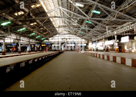 Victoria Terminus, VT ora CST, Chhatrapati Shivaji Maharaj Terminus, CST Stazione ferroviaria, piattaforma, Bombay, Mumbai, Maharashtra, India, sito dell'UNESCO Foto Stock
