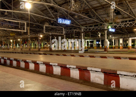 Victoria Terminus, VT ora CST, Chhatrapati Shivaji Maharaj Terminus, CST Stazione ferroviaria, piattaforma, Bombay, Mumbai, Maharashtra, India, sito dell'UNESCO Foto Stock