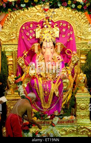 Sacerdote di eseguire pooja del gsb ganpati idolo in ganesh festival ; Mumbai Bombay ; Maharashtra ; India Foto Stock