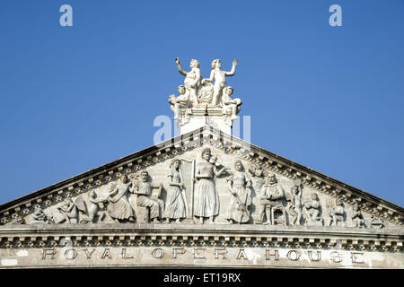 Statua sulla Royal Opera House di Mumbai Maharashtra India Asia Foto Stock