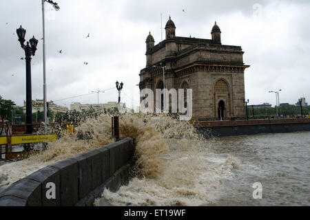 Alta Marea potenti onde che si infrangono impazzire durante il monsone al Gateway of India Mumbai Asia Foto Stock