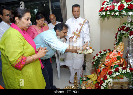 Lord Ganesh Chaturthi Family Performing Daily Home Pooja Bombay Mumbai Maharashtra India Asia Asian Indian - MR#364 Foto Stock