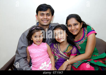 La famiglia felice i genitori con due figlia signor# 736J 736K 736L 736LA Foto Stock