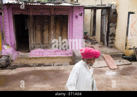 Il vecchio uomo che cammina sulla strada Nandur ; Marathwada ; Maharashtra ; India NOMR Foto Stock