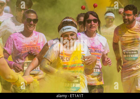 Il Colour Run Wembley, Londra. Guide di scorrimento essendo showered in polvere gialla. Foto Stock