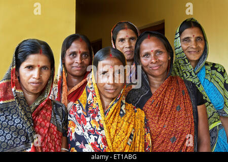 Le donne rurali volontari nelle attività delle ONG Chinmaya organizzazione di sviluppo rurale ; cavo Deuladiha ; in Orissa Foto Stock