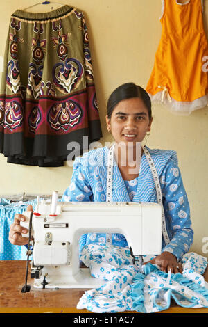 Ragazza rurale sulla macchina per cucire socio iniziativa economica avviato da ONG Organizzazione Chinmaya Foto Stock