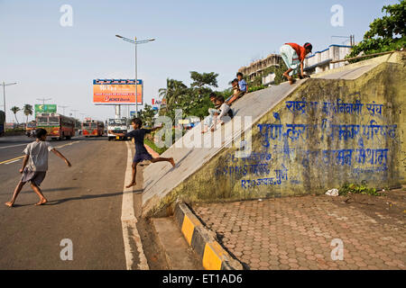 Bambini che giocano a sliding, Bombay, Mumbai, Maharashtra, India, Asia, Asia, India Foto Stock