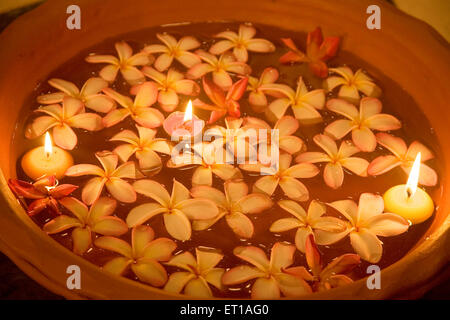 Fiori e a lume di candela galleggiante sull'acqua in una Spa ; Palolem beach ; Goa ; India Foto Stock