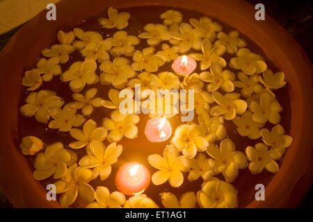 Fiori e a lume di candela galleggiante sull'acqua in una Spa ; Palolem beach ; Goa ; India Foto Stock