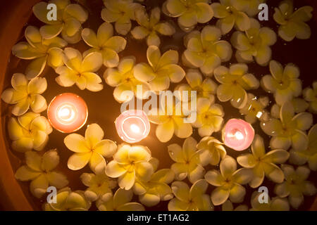 Fiori e a lume di candela galleggiante sull'acqua in una Spa ; Palolem beach ; Goa ; India Foto Stock