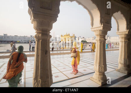 Marmo design pattern e il pilastro courtyard architettura ; Swarn Mandir tempio dorato ; Amritsar ; Punjab ; India Foto Stock