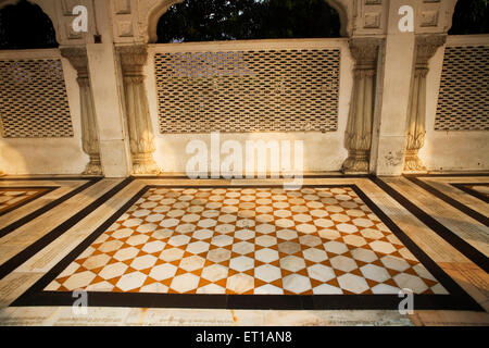 Marmo design pattern e il pilastro courtyard architettura ; Swarn Mandir tempio dorato ; Amritsar ; Punjab ; India Foto Stock