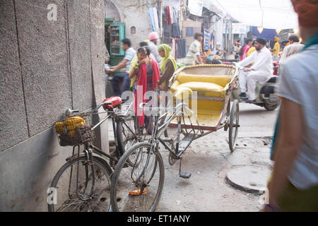 Scena di strada e di biciclette risciò ciclo parcheggiata in un vicolo vicino al Swarn Mandir tempio dorato ; Amritsar ; Punjab ; India Foto Stock