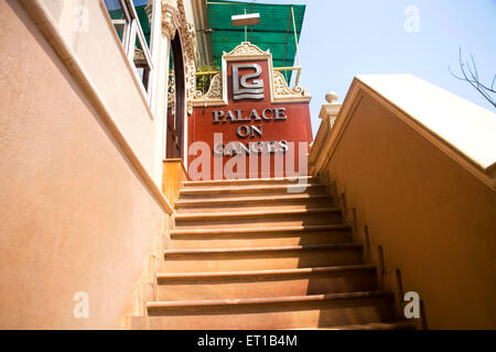 Palazzo sull'entrata dell'hotel di Ganges ; Ganga fiume Ganges ; Assi Ghat ; Varanasi ; Uttar Pradesh ; India Foto Stock