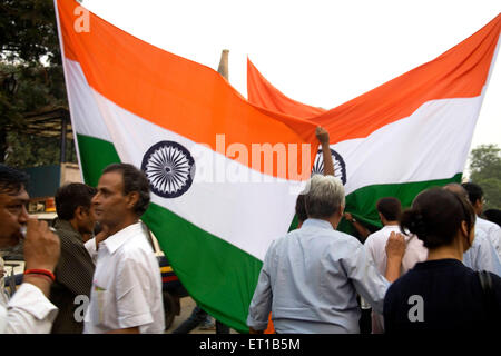 Persone con bandiere indiano vicino al Gateway of India protestando contro gli attacchi terroristici del 26 novembre 2008 a Bombay Mumbai India Foto Stock