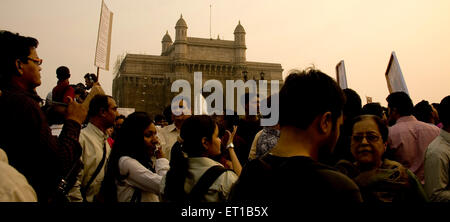 3 dicembre ; le persone vicino al Gateway of India protestando contro gli attacchi terroristici del 26 novembre 2008 in Mumbai Bombay Foto Stock