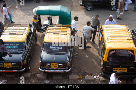 Veicoli parcheggiati fuori a Borivali ; Mumbai Bombay ; Maharashtra ; India Foto Stock