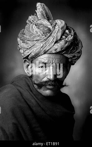 Ritratto dell'uomo rurale nel turbante tradizionale, Jodhpur, Rajasthan, India, MR#746B Foto Stock