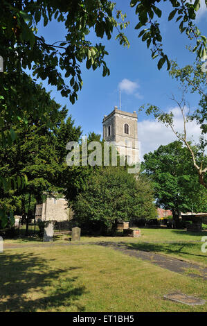 La torre e il cortile della chiesa storica di Santa Maria la Vergine a Lewisham, nel sud-est di Londra, Regno Unito Foto Stock
