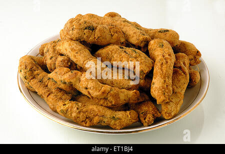 Indiano fritto di Rajasthani snack salato crispies menta su sfondo bianco Jodhpur Rajasthan in India Foto Stock