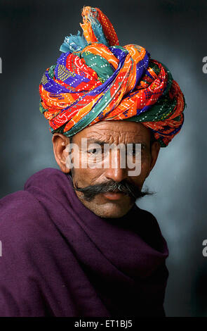 Ritratto di uomo rurale in un colorato turbante ; Jodhpur ; Rajasthan ; India Signor#746B Foto Stock