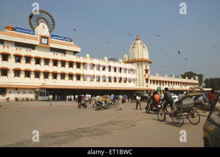 Stazione ferroviaria di Varanasi ; Varanasi ; Utar Pradesh ; India ; Asia ; Asiatico ; indiano Foto Stock