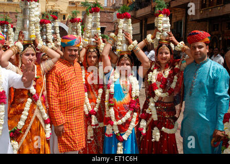 Marwari di Rajasthani donne in abito tradizionale e ornamenti in argento Lotiyan sulle loro teste ; Jodhpur Foto Stock