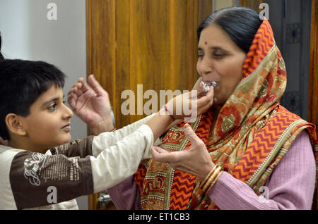 Nonna che alimenta la nonna Jodhpur Rajasthan India Asia MR#704 Foto Stock